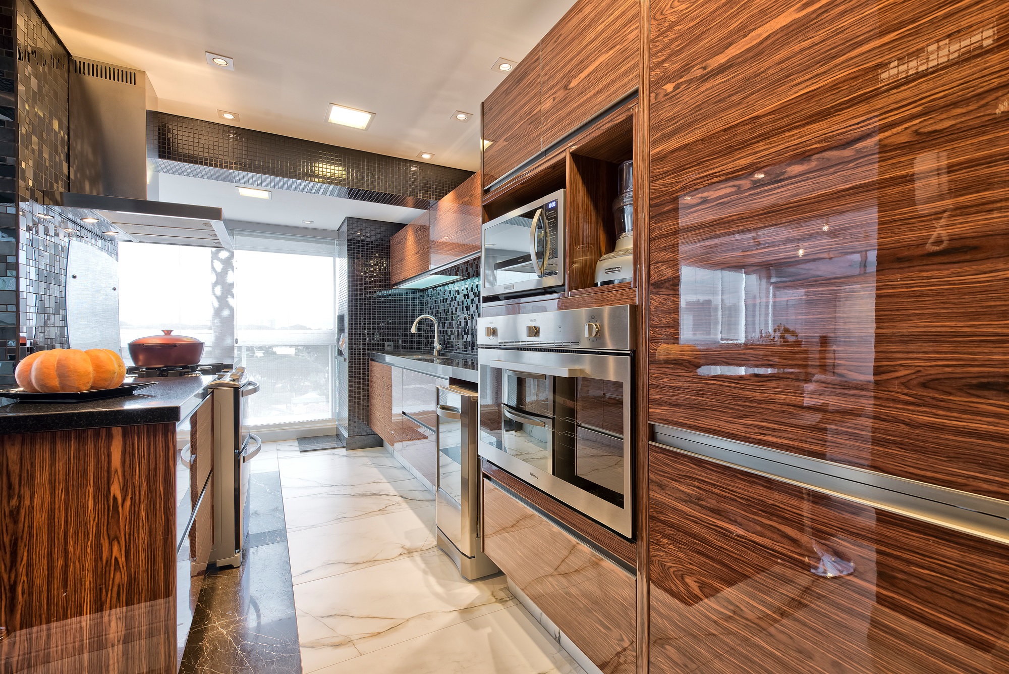 Armário de cozinha planejado de madeira de luxo