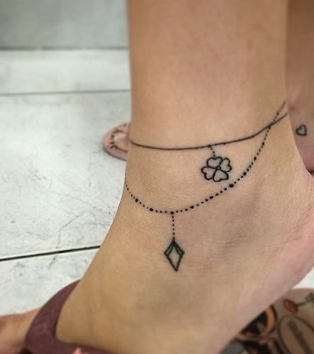 tatuagens pequenas no pé femininas
