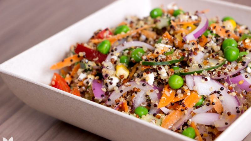 Salada de Quinoa e Legumes Assados: Receita Vegetariana com Baixo Índice Glicêmico e 500 Calorias por Porção