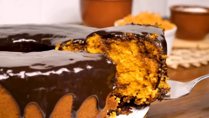 Como fazer um delicioso bolo de cenoura com cobertura de chocolate